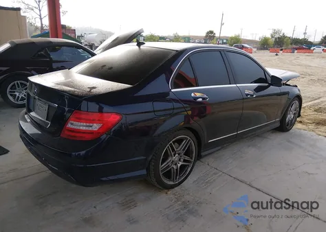 2013 Mercedes-Benz C 250 Luxury/Sport z USA, uszkodzony, nr VIN WDDGF4HB0DR259573